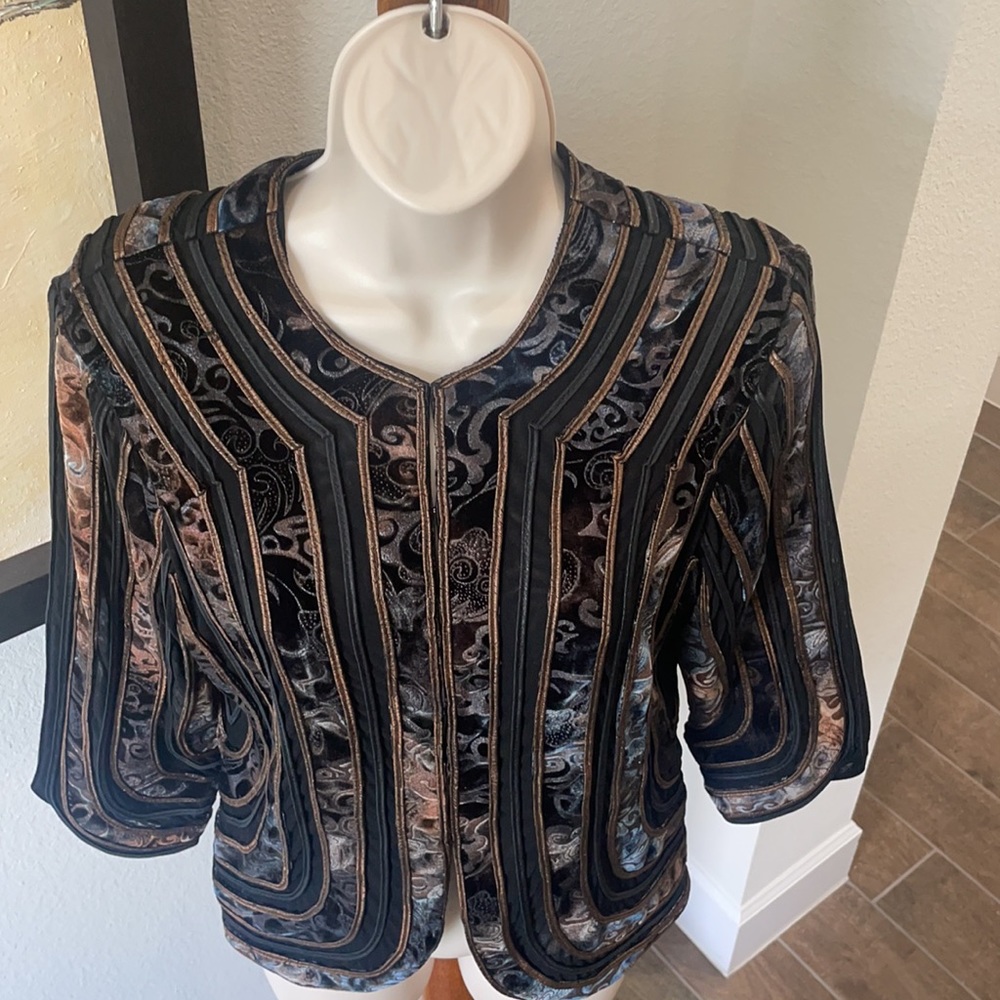 Gorgeous Jacket With Multiple Characteristics!! S… - image 2